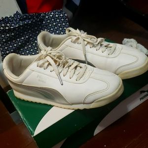 Pumas Sneakers